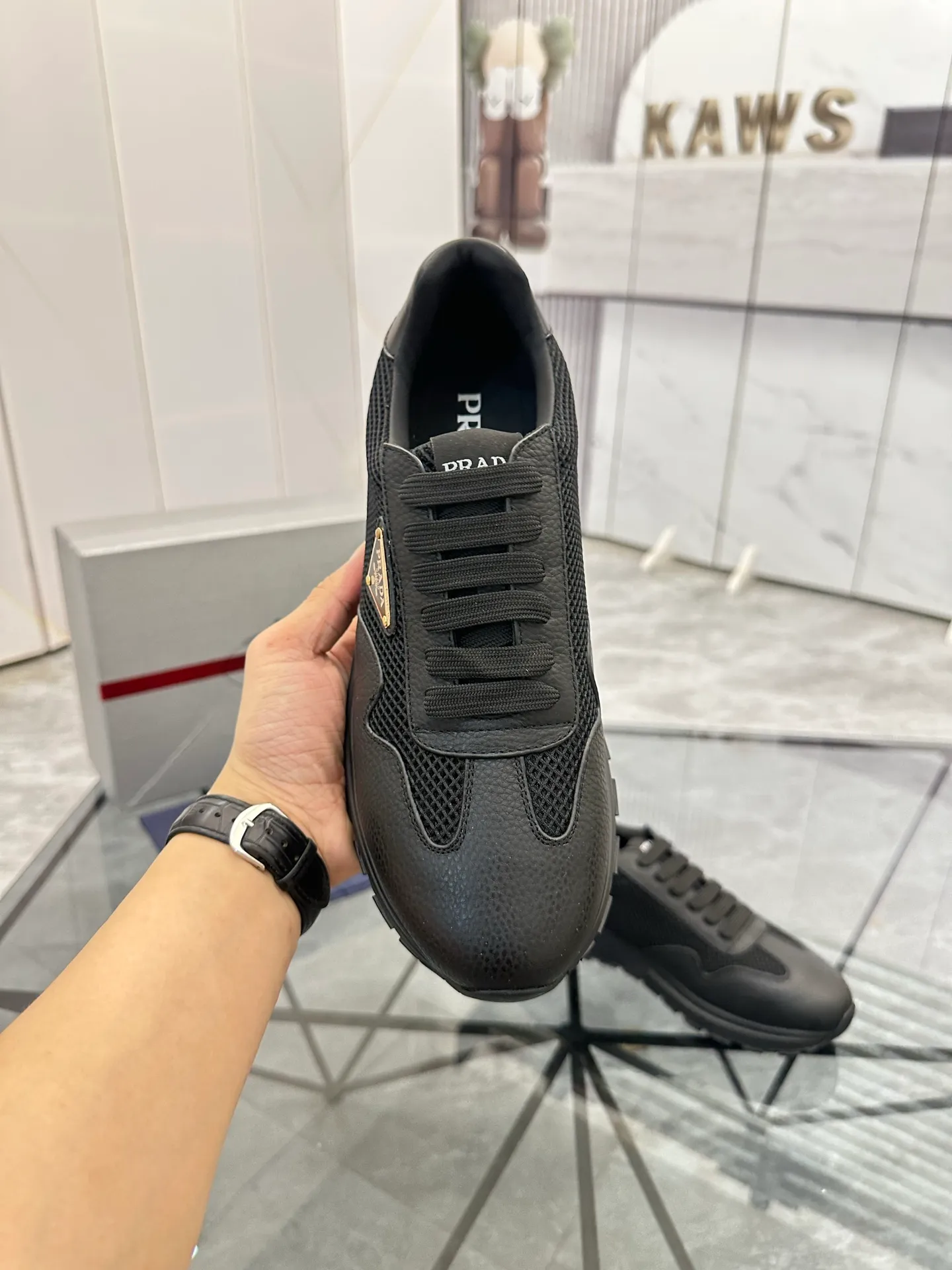 Men's shoes: 💰P600¥ High-end top quality Product trademark: Prada *"Prada*" low-top casual shoes Regular size: 38-45 (can be customized to 46) Product materials: imported first-layer cowhide stitching original material on the upper, water-dyed cowhide lining, cowhide foot pads, original outsole. No.: 001